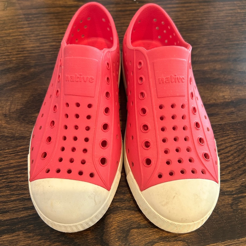 Girls pink Native shoes, Size 1. - Picture 2 of 7